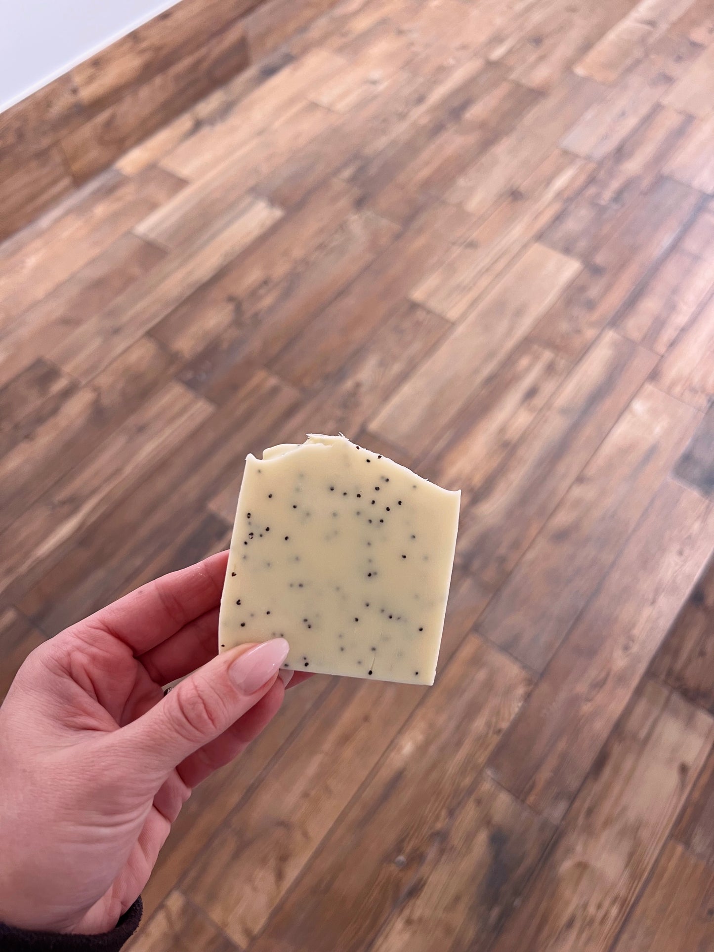 Kallrörd handgjord tvål, rosmarin & vallmo