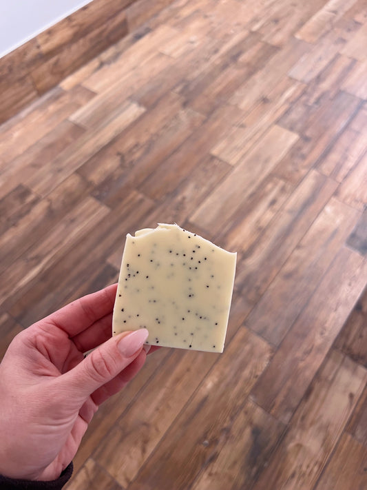 Kallrörd handgjord tvål, rosmarin & vallmo